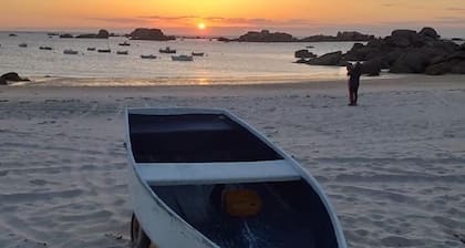 LILIA-PLOUGUERNEAU,  maison de pĂȘcheur, Ă  250 m des plages