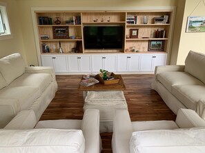 Smart TV, DVD player, books, stereo - PRIVATE WATERFRONT RETREAT MINUTES FROM ACADIA~ WEEK OF JULY 5th ~12 ON SALE NOW (Tremont)