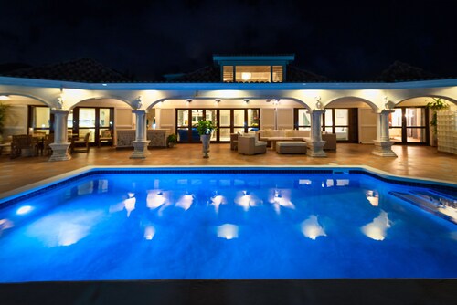 Luxurious 4bdr/4 1/2 bath Villa Rental in Orient Bay
