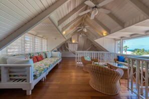 TV, DVD player, books, stereo - Luxurious 4bdr/4 1/2 bath Villa Rental in Orient Bay (Orient Bay)