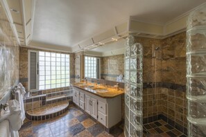 Combined shower/bathtub, hair dryer, bidet, towels - Luxurious 4bdr/4 1/2 bath Villa Rental in Orient Bay (Orient Bay)