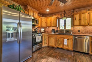 Fridge, microwave, stovetop, dishwasher