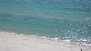 Una playa con agua turquesa cristalina y una orilla arenosa.