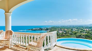 Outdoor pool, an infinity pool