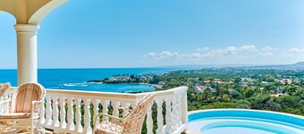 Ocean view, large pool, waterfall, cinema, gym, near the beach, STAFF INCLUDED. 