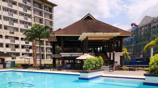 Outdoor pool - Fully furnished 1-Bedroom Apartment City Centre with Self-Check-In (Cagayan de Oro)