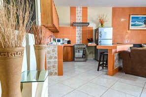 冷蔵庫、電子レンジ、オーブン、コンロ