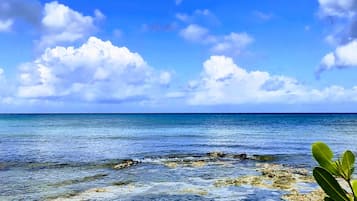 Sulla spiaggia, lettini da mare, teli da spiaggia
