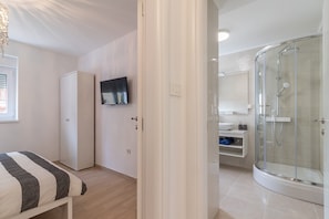 Shower, hair dryer, towels - Comfortable holiday house with apartments / Amazing spacious apartment with patio and grill / A1 (Pula)
