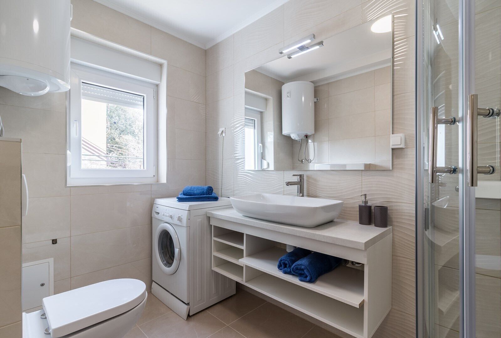 Shower, hair dryer, towels