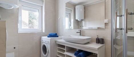 Shower, hair dryer, towels