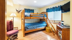 3 bedrooms, desk, iron/ironing board, WiFi (free)