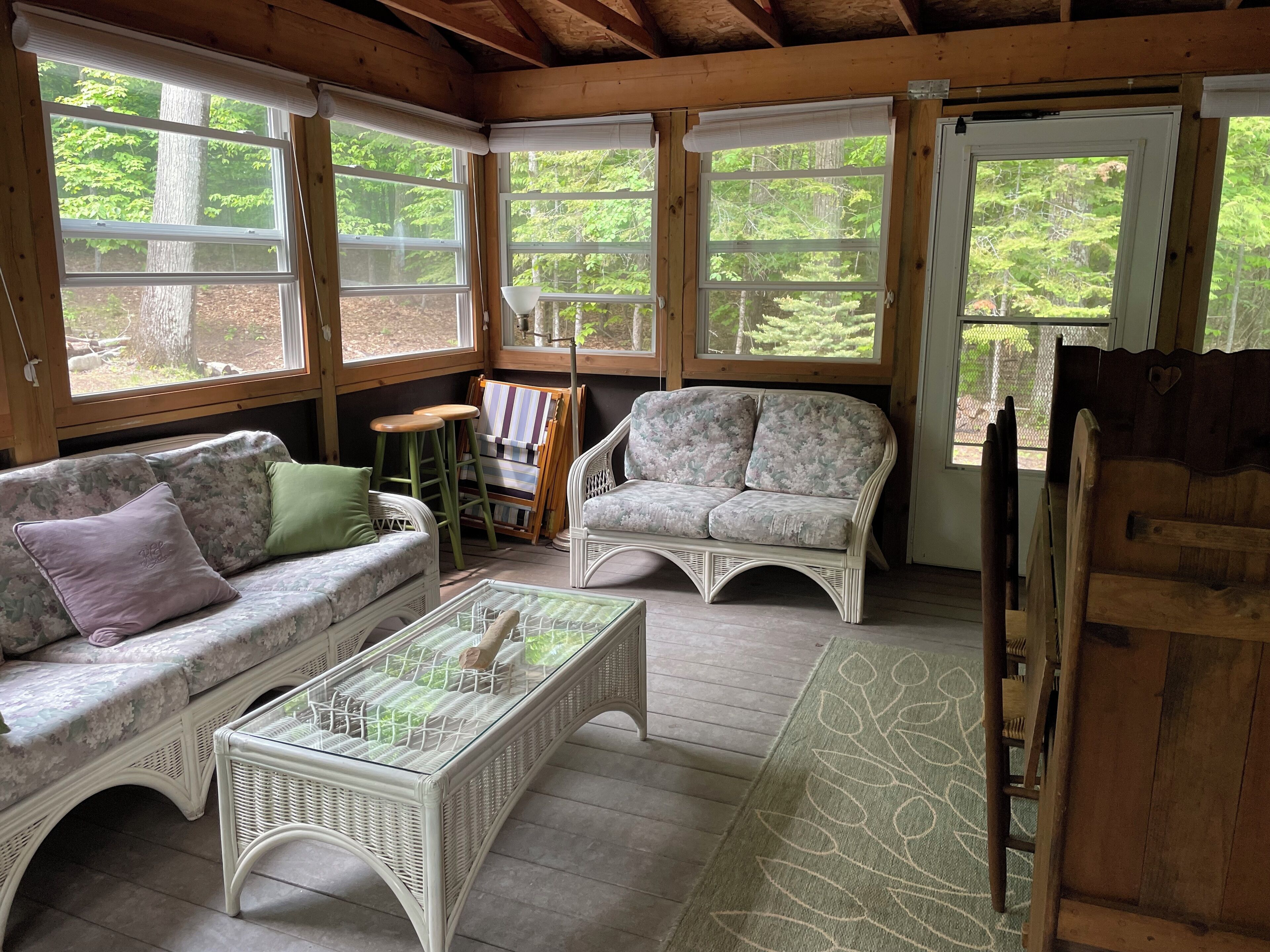 智能电视、壁炉、Hulu、DVD 播放器