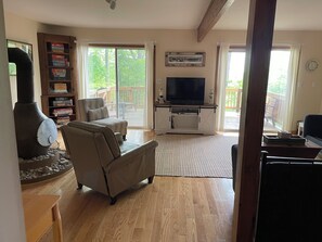 Una Smart TV, una chimenea, Hulu, un reproductor de DVD