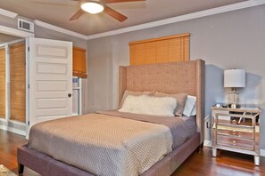 3 bedrooms, iron/ironing board, WiFi, bed sheets - Railyard Oasis 3 Bedrooms (Austin)