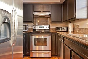 Fridge, microwave, oven, stovetop - Railyard Oasis 3 Bedrooms (Austin)