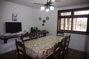 Dining - Comfortable beach house with pool, terrace, barbecue, 300m from the beach (São Sebastião)