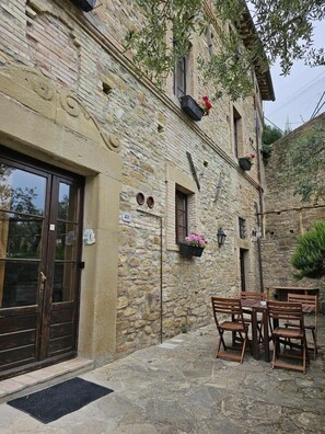 Outdoor dining - APARTMENT: TWO-ROOM APARTMENT WITH PRIVATE COURTYARD AND INDEPENDENT ENTRANCE 3/4 places (Perugia)