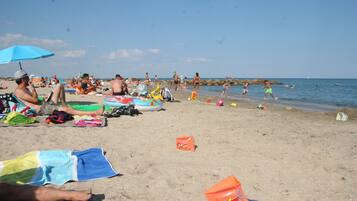 Plage à proximité, chaises longues
