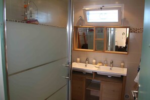 Shower, hair dryer, soap, toilet paper - House / Villa - Frontignan (Frontignan)