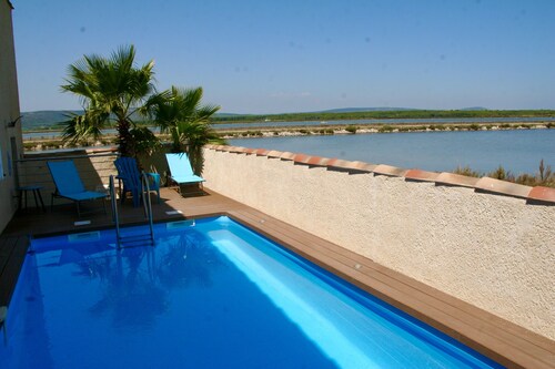 Maison climatisée avec piscine située à 300 m de la plage