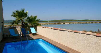 Maison climatisée avec piscine située à 300 m de la plage