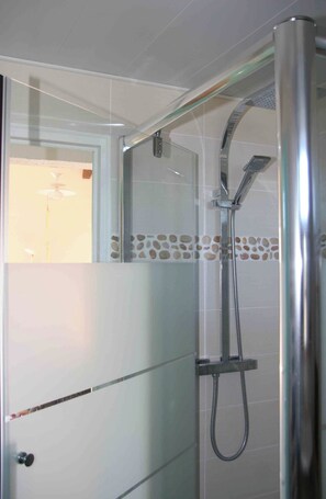 Shower, hair dryer, soap, toilet paper - House / Villa - Frontignan (Frontignan)