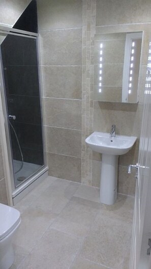 淋浴设施、吹风机、毛巾