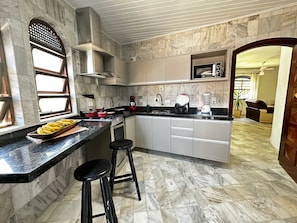 Geladeira, micro-ondas, fogão, cooktop