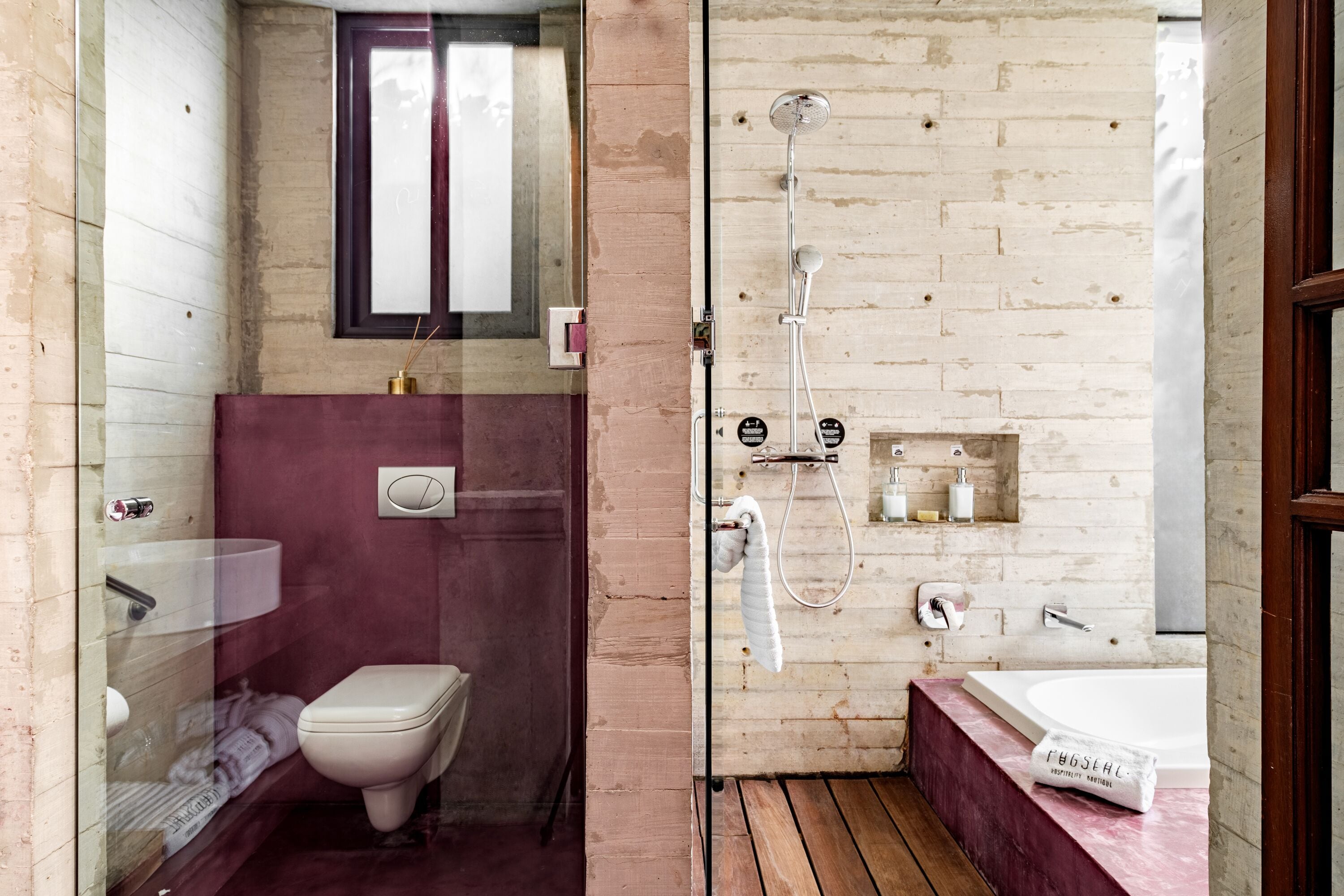 Un baño compacto con inodoro, ducha de vidrio y bañera.