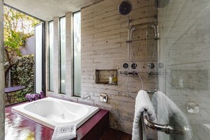 Presidentiële kamer | Badkamer | Gratis toiletartikelen, een haardroger, badjassen, pantoffels