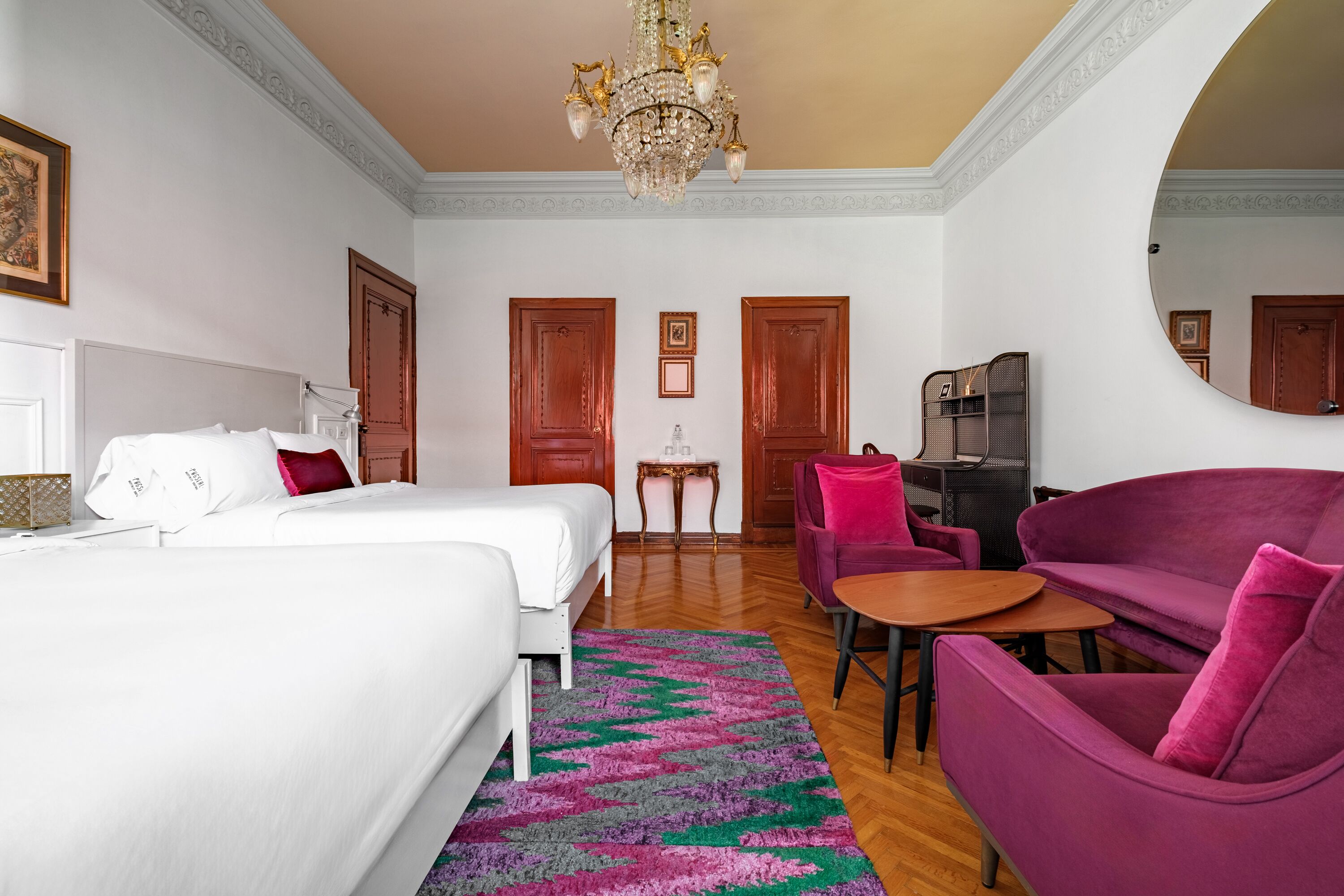 Una habitación de hotel con cama, escritorio, silla y sofá.