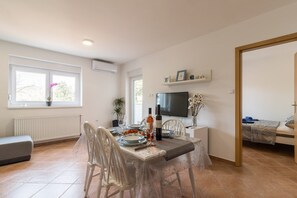 Enjoy dining and socializing in this spacious living area with a flat-screen TV and comfortable seating.