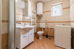 Douche, sèche-cheveux, serviettes fournies