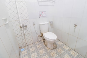 Shower, rainfall showerhead - Hotel Safara (Yogyakarta)