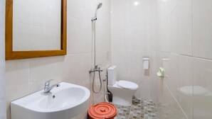 Shower, rainfall showerhead - Hotel Safara (Yogyakarta)