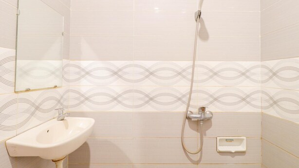 Shower, rainfall showerhead - Hotel Safara (Yogyakarta)