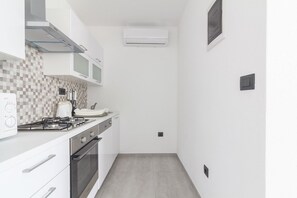 Kylskåp, mikrovågsugn, spishäll och diskmaskin