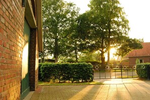 Property grounds - Peace and charm - Stylishly renovated country house with large garden and sauna (Utarp)