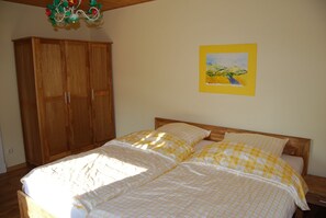 3 bedrooms, iron/ironing board, free WiFi, bed sheets