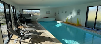 Prive overdekt zwembad niet over het hoofd gezien verwarmd tot 30 ° C het hele jaar door + jacuzzi