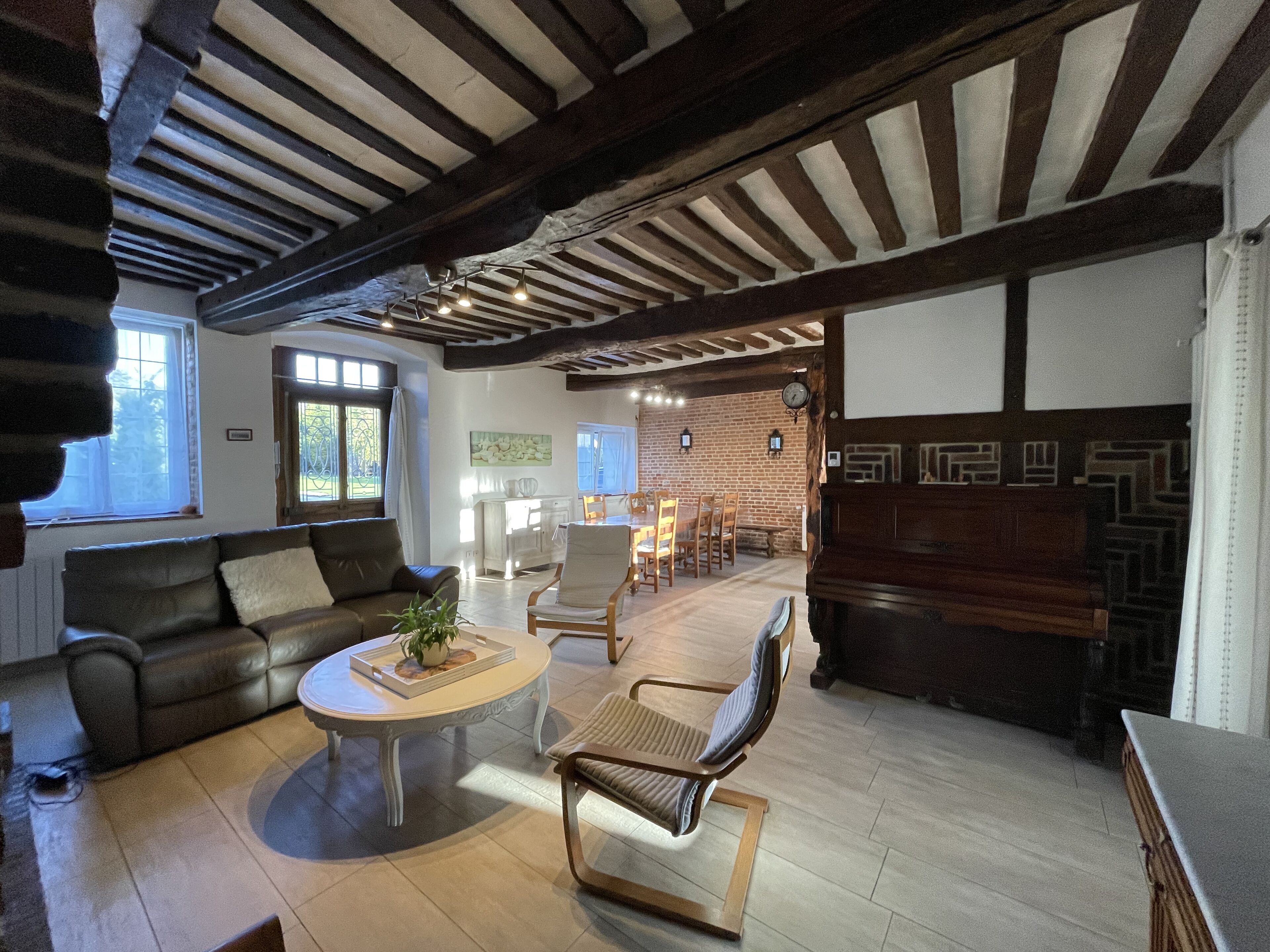 Televisor intel·ligent, llar de foc, reproductor de DVD i llibres 