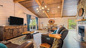 Smart TV y chimenea 
