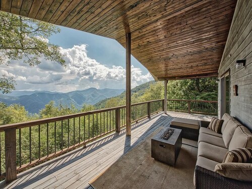 ~ UUSI VUOKRAUS ~ Auringonnousu auringonlaskunäkymiin! Nauti täydellisestä rauhasta ja rauhallisesta w / biljardipöydästä 5,100 jalkaa!