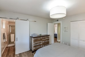 4 slaapkamers, een bureau, een strijkplank/strijkijzer, gratis wifi
