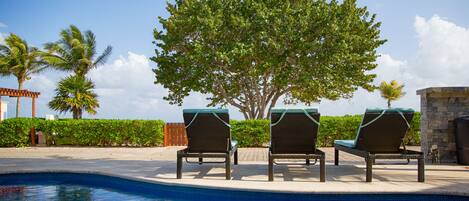 Een buitenzwembad, een infinity pool