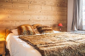 5 bedrooms, travel crib, free WiFi, bed sheets