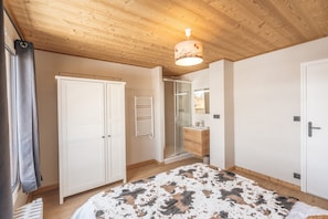 5 quartos, berço de viagem, Wi-Fi de cortesia, roupa de cama