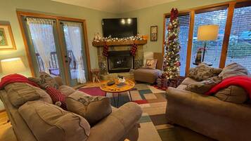 Een smart-tv, een open haard, videogames en een dvd-speler