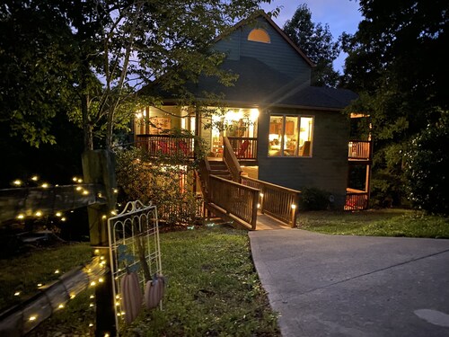 Bear Pause, a perfect family vacation home, minutes from attractions!